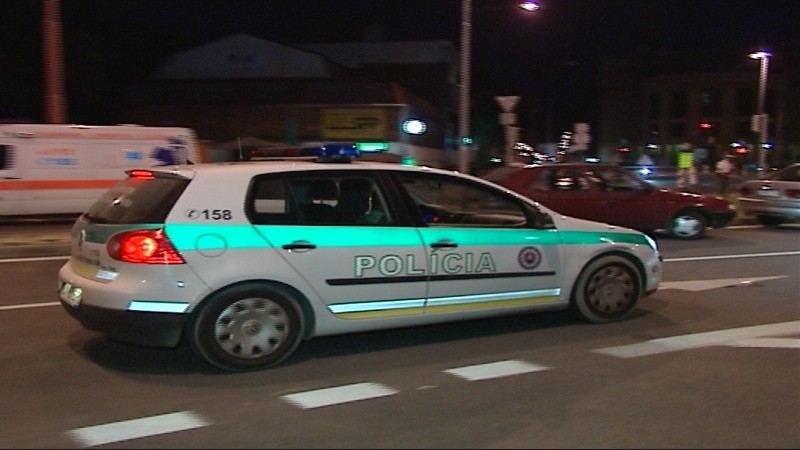 Policajné auto, noc, ilustračné foto